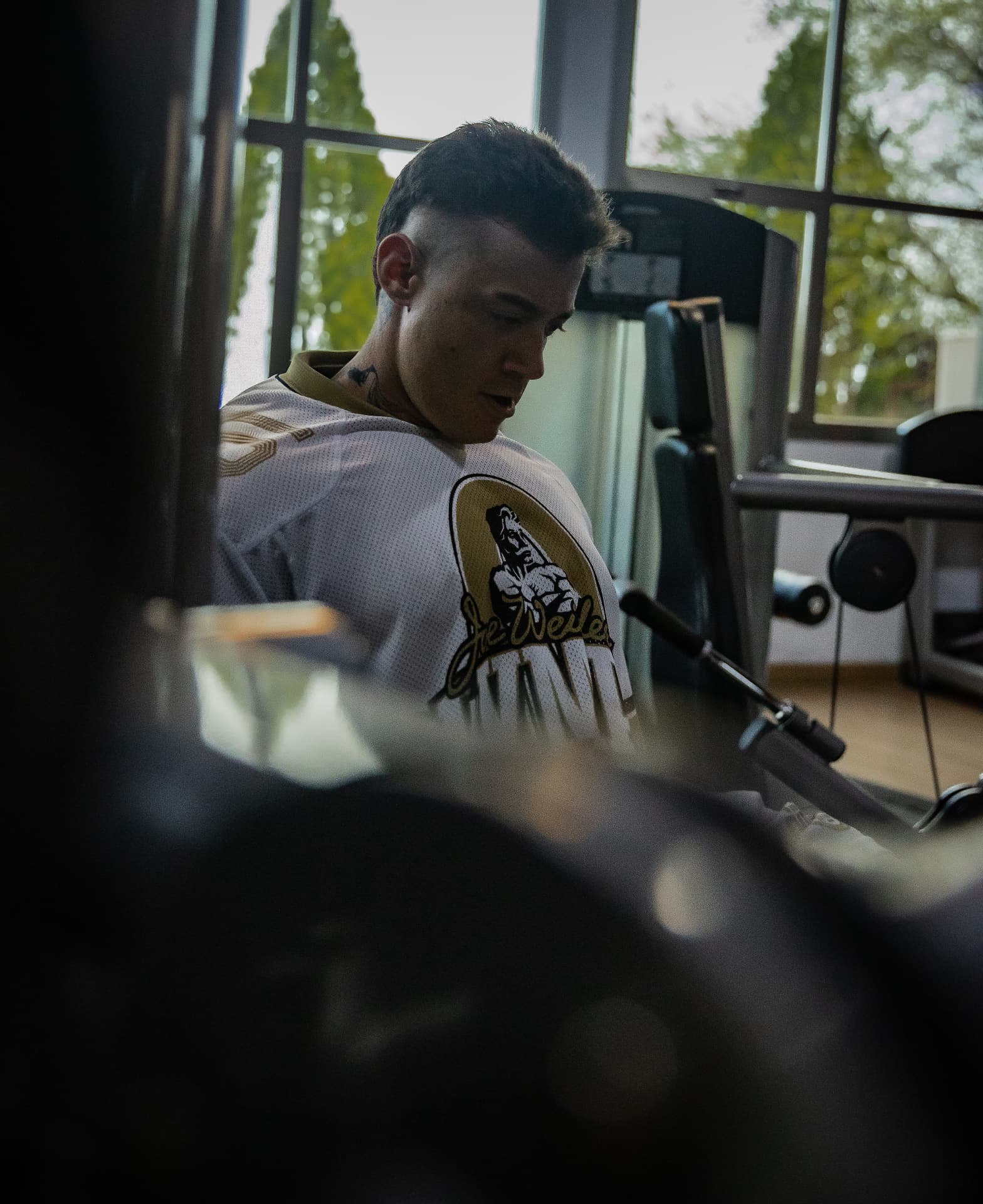 Concentrado en la máquina durante el entrenamiento