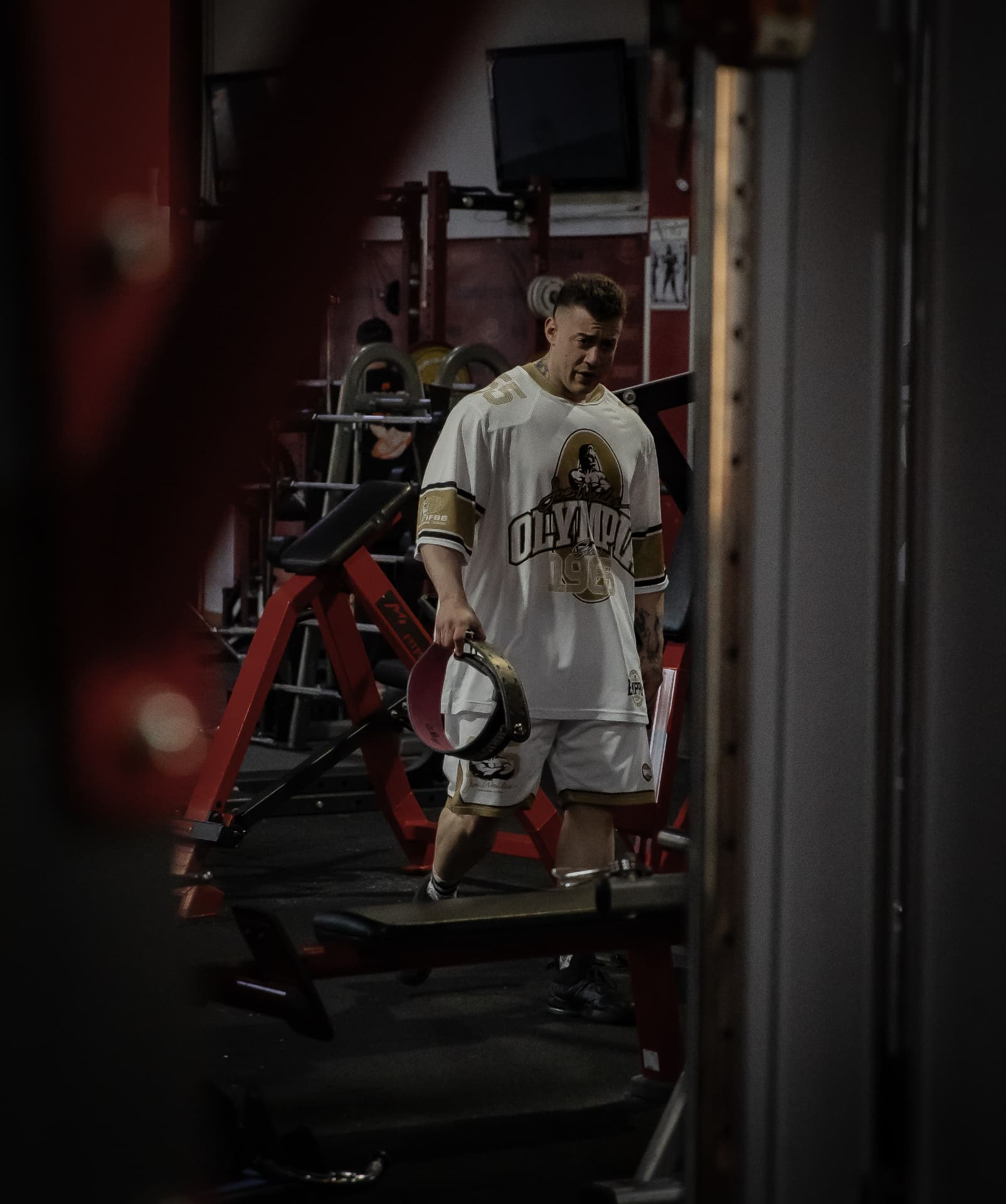 Caminando por el gimnasio con la camiseta del Olympia