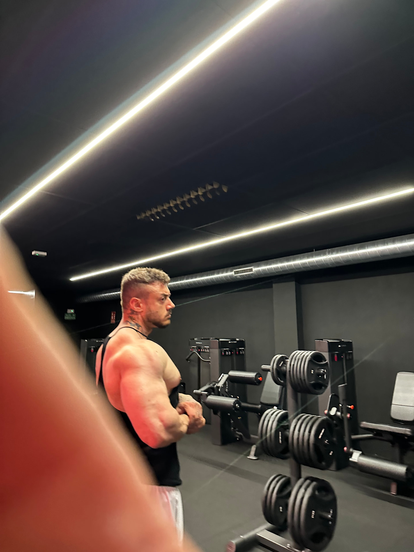 Perfil de brazo y hombro frente al espejo